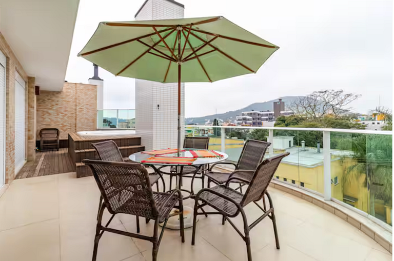 Cobertura com jacuzzi 50m da praia